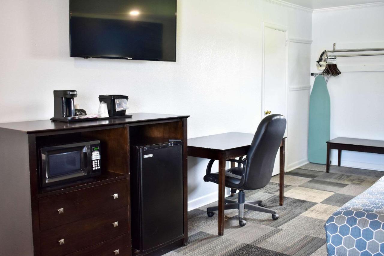 Rodeway Inn Swainsboro Екстериор снимка