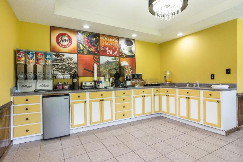 Rodeway Inn Swainsboro Екстериор снимка