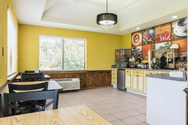 Rodeway Inn Swainsboro Екстериор снимка